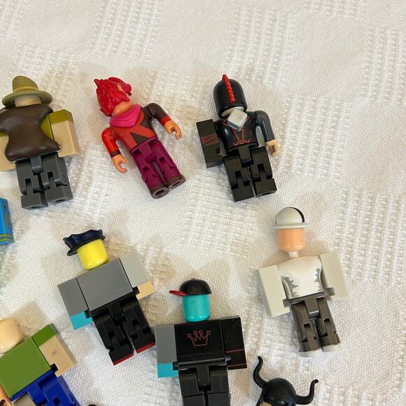 Roblox Action Figures Assorted Pieces - Picture 8 of 9